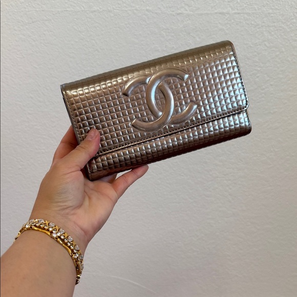 NEW vintage CHANEL Metallic Silver Y2K bifold Christmas gift Quilted Wallet - Picture 4 of 11